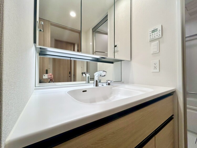 その他 清潔感を感じられる洗面化粧台。