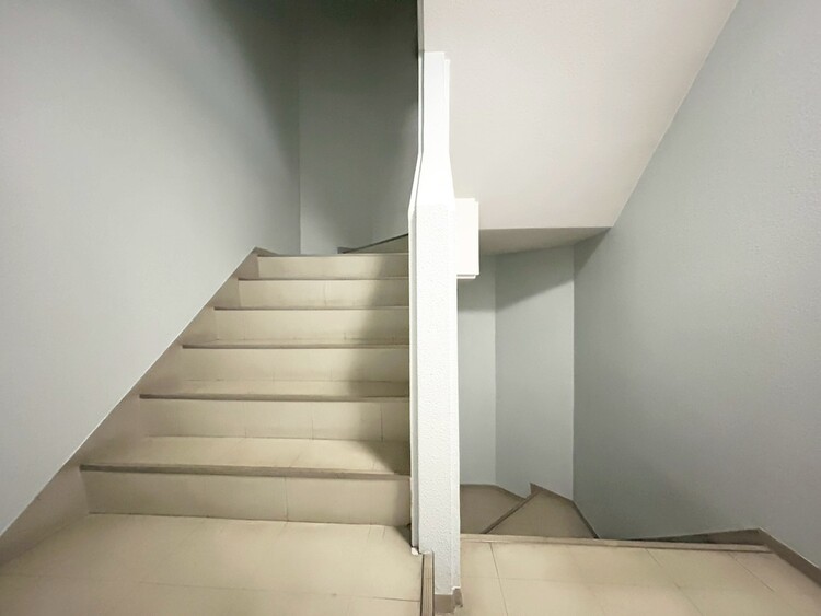 その他 共用部の階段です。明るく清潔に管理されています。