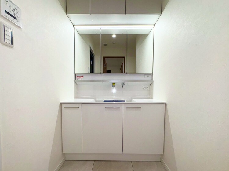 その他 清潔感を感じられる洗面化粧台。