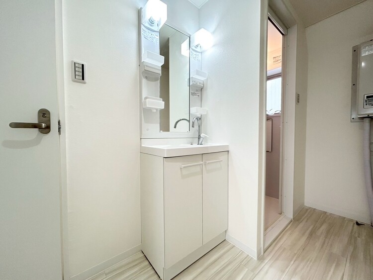 その他 清潔感を感じられる洗面化粧台。