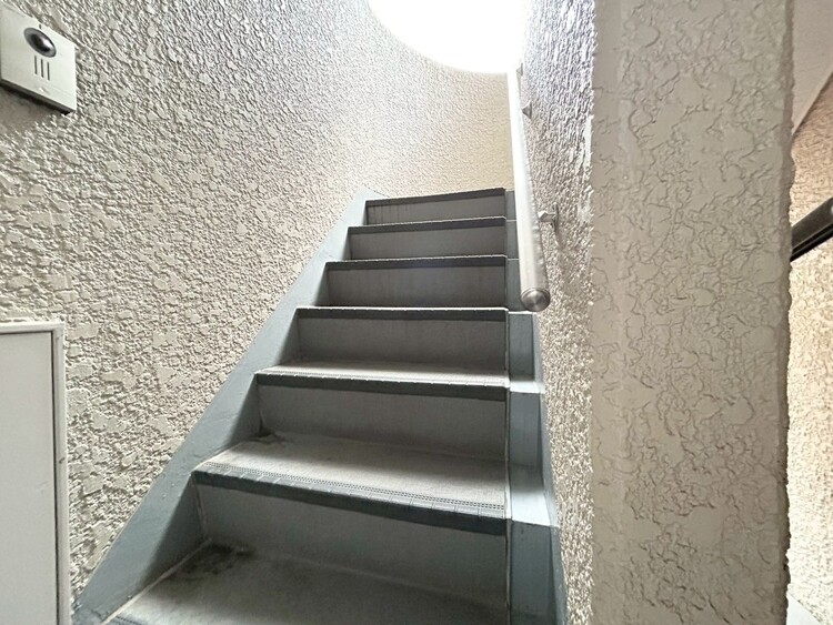 その他 共用部の階段です。明るく清潔に管理されています。