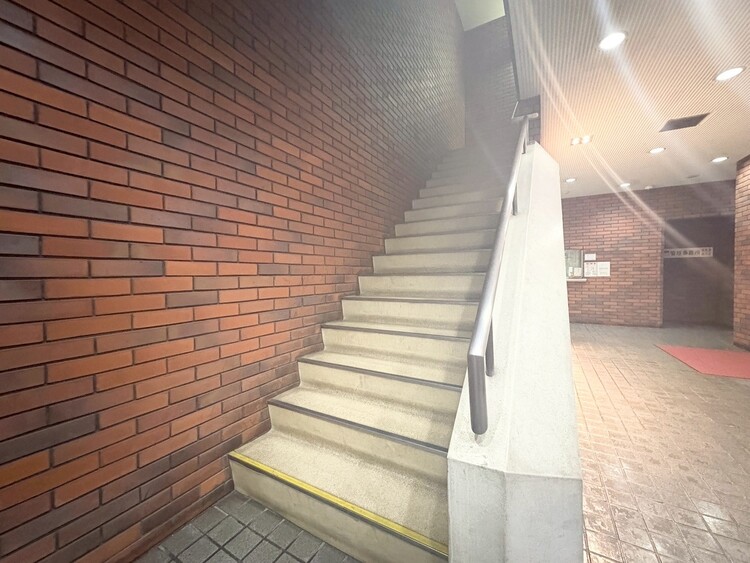 その他 共用部の階段です。明るく清潔に管理されています。