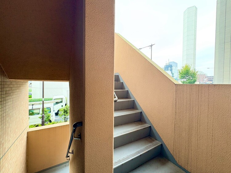 その他 共用部の階段です。明るく清潔に管理されています。