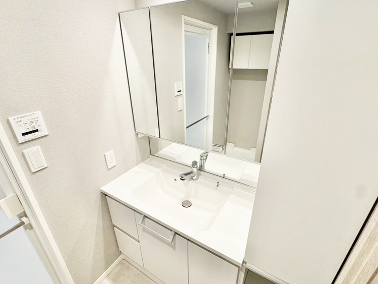 その他 清潔感を感じられる洗面化粧台。