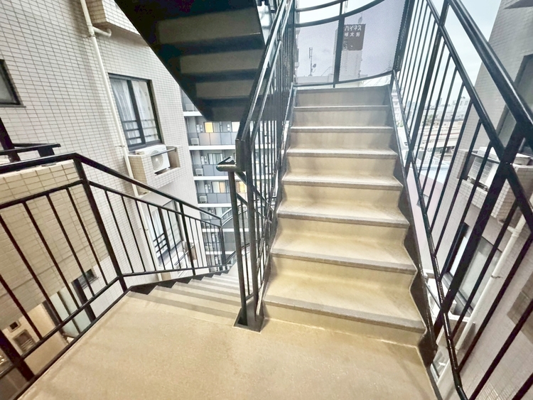 その他 共用部の階段です。明るく清潔に管理されています。
