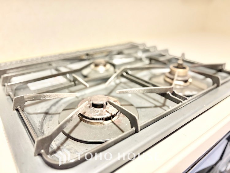 キッチン ◆今宵の食卓◆ダウンライトに反射するグラスを眺めながらワインを注ぐ。トクトクと心地いい音をさせながら、フランスの古城を思わせる薫りがたちこめ、とても幸せな時を過ごせる。