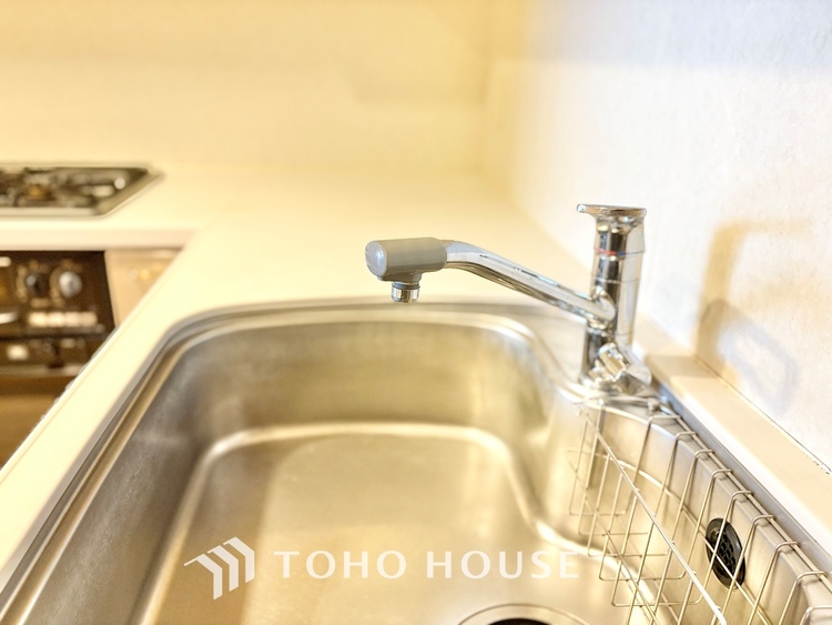 キッチン ◆キッチン◆美味しい料理を作りたくなるような気持にさせてくれる、腕を振るえる自慢のスペース。見上げると柔らかなダウンライトが包み込み、彩りを添えます。艶と光沢のある居心地の良いわが家のキッチン。