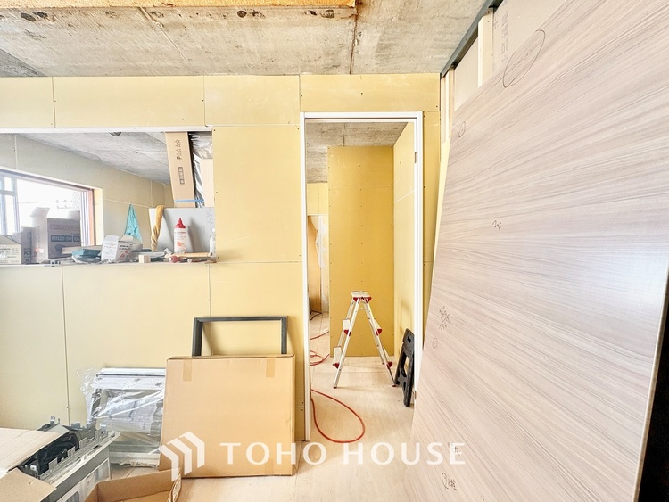 内装 ◆間接照明◆オレンジ色の光が僕達を大人な気分にさせる。静かで優しく語りかけるその光は、今日の終わりを告げてくれ、でも明日にはいい事が必ず来るよ。そんな囁きが聞こえてくる