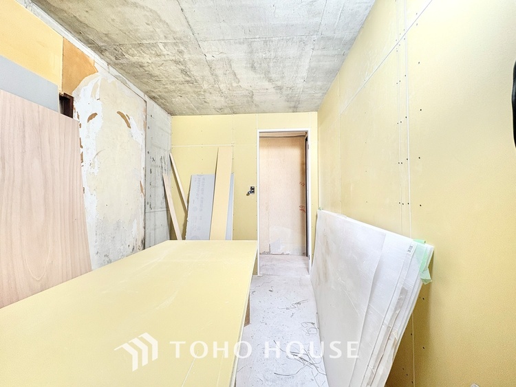 内装 ◆色彩◆この空間に放たれた光は華美なまでに演出されたデザイン。流れる時をより芳醇なコーヒーの様な色彩奏でるアダージョ。そして情景豊かな作品のような暮らしがイメージできる。