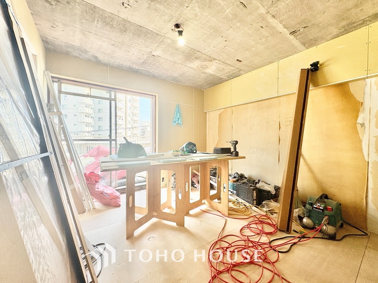 内装 ◆窓を開けると◆冷涼な風、そよぐリビング。だんらんの場所はここから始まり、ここで終わる。家族の笑顔が集う素敵な場所だから、こだわり抜いた思いが詰まっているのだと思う。