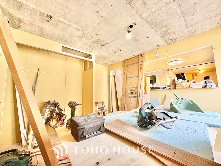 内装 ◆リビング◆そこには目を輝かせ笑顔で見つめてくれる君がいて、「おかえり」の言葉がこだまする。何気ない日々の挨拶は僕にとっては幸せで、同時に君の瞳にも恋している。