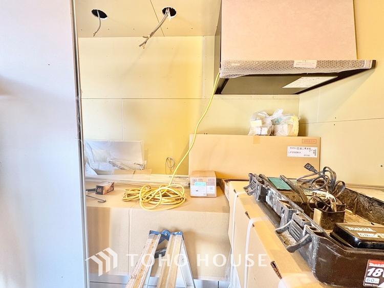 キッチン ◆キッチン◆美しく使いやすいキッチンは油汚れが簡単に拭き取れる素材で加工されており、浄水器シャワーから流す水の音を軽減する静かなシンクを採用。見えないところにさり気ない配慮が嬉しいですね