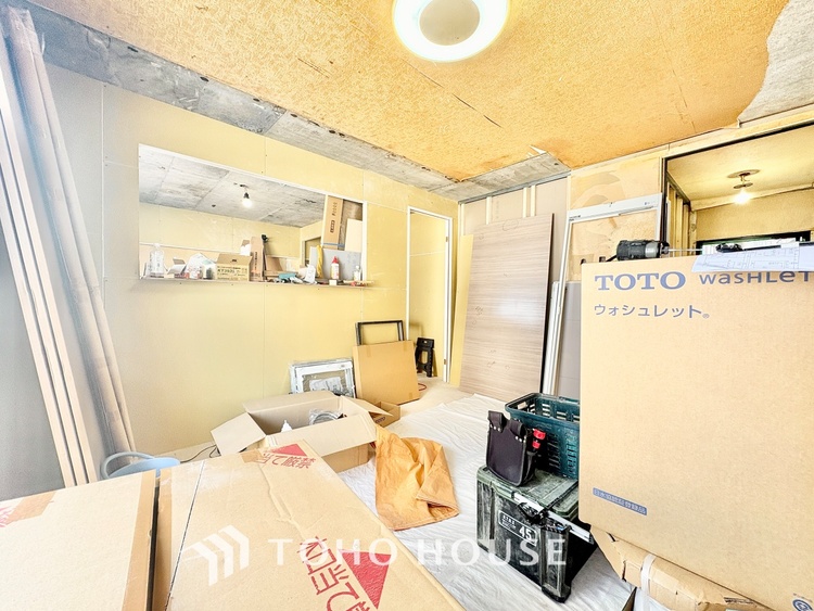 キッチン ◆今宵の食卓◆ダウンライトに反射するグラスを眺めながらワインを注ぐ。トクトクと心地いい音をさせながら、フランスの古城を思わせる薫りがたちこめ、とても幸せな時を過ごせる。