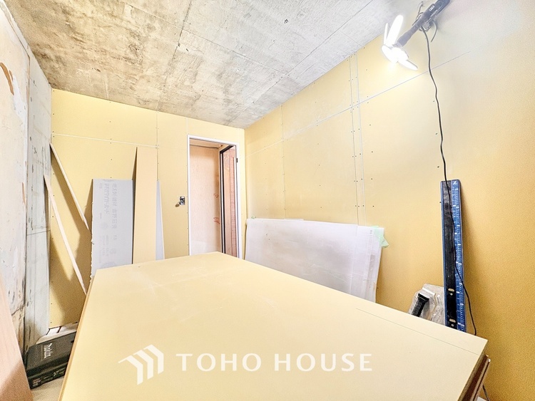 キッチン ◆キッチン◆美味しい料理を作りたくなるような気持にさせてくれる、腕を振るえる自慢のスペース。見上げると柔らかなダウンライトが包み込み、彩りを添えます。艶と光沢のある居心地の良いわが家のキッチン。