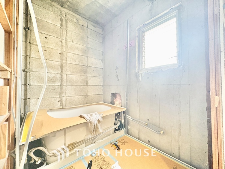 風呂 ◆浴室◆の温もりを感じ、ふわりと寄り添う太陽の妖精たちが自然と僕達を微睡ませる。うとうとしたい訳ではないがそんな時間が嫌いじゃない自分がここにいる。