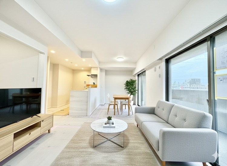 内装 ※配置してある家具や小物はCG加工によるイメージ画像です。◆目を閉じれば深緑の香り。五感を研ぎ澄まし、日々の疲れを心から癒してくれる。深呼吸するほどに爽やかな薫りたち込める新緑にそと微笑む私達。