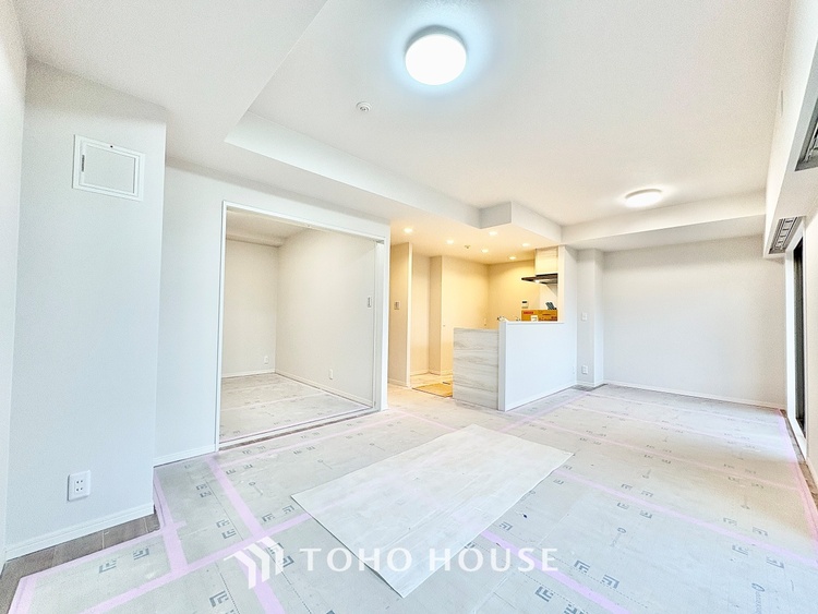 内装 ◆サンサンと◆差し込む太陽の光がこのリビングに笑いをもたらす。◆目を閉じれば深緑の香り。五感を研ぎ澄まし、日々の疲れを心から癒してくれる。深呼吸するほどに爽やかな薫りたち込める新緑にそと微笑む私達。