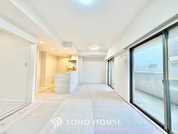 内装 ◆サンサンと◆差し込む太陽の光がこのリビングに笑いをもたらす。