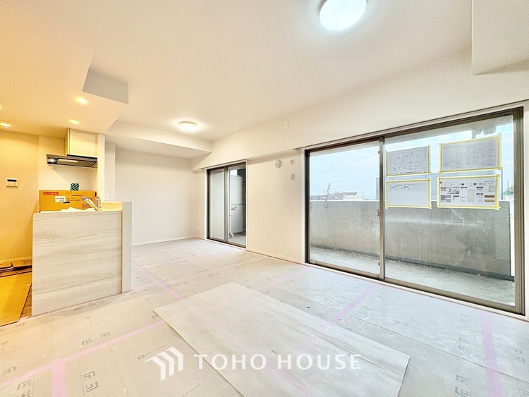 内装 ◆サンサンと◆差し込む太陽の光がこのリビングに笑いをもたらす。