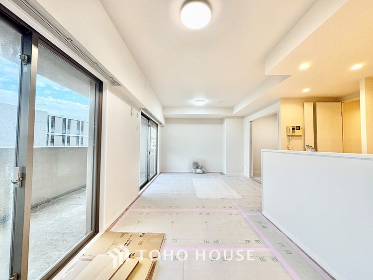 内装 ◆サンサンと◆差し込む太陽の光がこのリビングに笑いをもたらす。