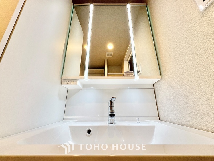 洗面 【Powderroom】広く使い勝手のよい空間と設備で演出。シンプルな使いやすさだけでなくたっぷりの収納力も実現。