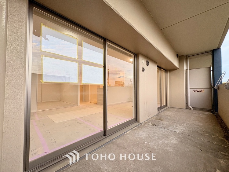 バルコニー 【the view of the sunlight】日差しと景色を取り入れつつ、プライベートな空間を演出するバルコニー