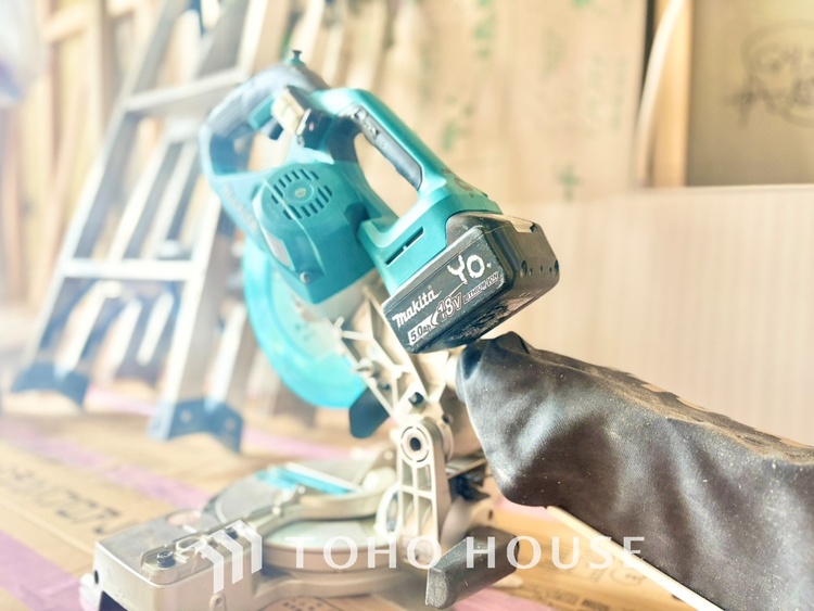 内装 ◆木漏れ日◆の様な採光が優しく足元を照らし、心地いい暮らしの道しるべを写し出す。この空間で過ごす家族との語らいの時間がとても素敵で幸せを感じるかもしれない。