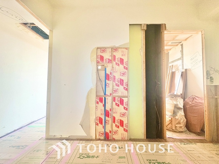 内装 ◆間接照明◆白色の光が僕達を大人な気分にさせる。静かで優しく語りかけるその光は、今日の終わりを告げてくれ、でも明日にはいい事が必ず来るよ。そんな囁きが聞こえてくる