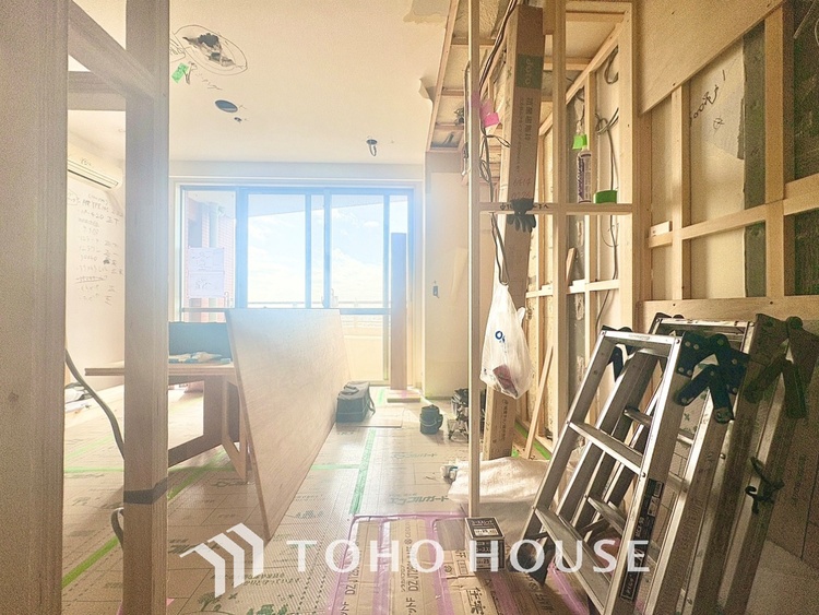 内装 ◆リビング◆たくさんの窓から注ぐ太陽の光。時間の経過とともに光と影のコントラストがこの空間のムードを変え、部屋に変化と温もりをもたらしてくれる。