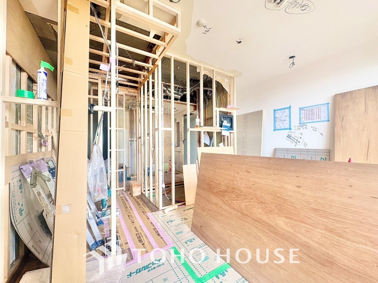 内装 ◆色彩◆この空間に放たれた光は華美なまでに演出されたデザイン。流れる時をより芳醇なコーヒーの様な色彩奏でるアダージョ。そして情景豊かな作品のような暮らしがイメージできる。