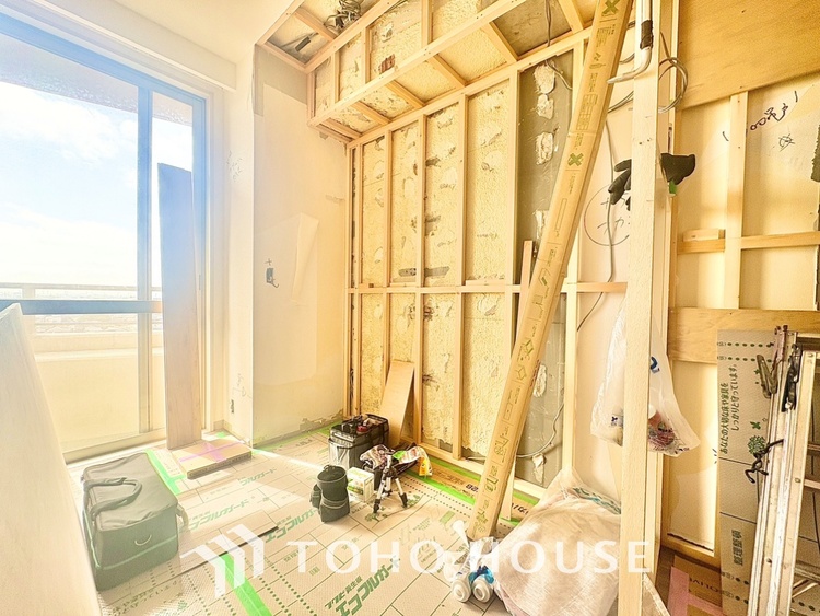 内装 ◆今宵の食卓◆ダウンライトに反射するグラスを眺めながらワインを注ぐ。トクトクと心地いい音をさせながら、フランスの古城を思わせる薫りがたちこめ、とても幸せな時を過ごせる。