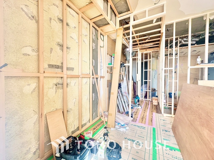 キッチン ◆キッチン◆美しく使いやすいキッチンは油汚れが簡単に拭き取れる素材で加工されており、浄水器シャワーから流す水の音を軽減する静かなシンクを採用。見えないところにさり気ない配慮が嬉しいですね