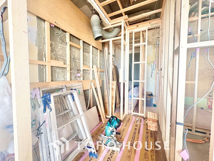 キッチン ◆今宵の食卓◆ダウンライトに反射するグラスを眺めながらワインを注ぐ。トクトクと心地いい音をさせながら、フランスの古城を思わせる薫りがたちこめ、とても幸せな時を過ごせる。