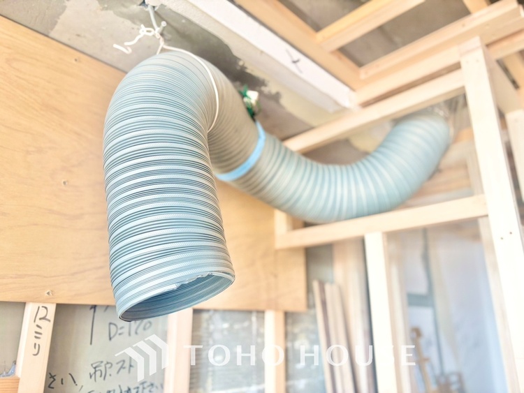 キッチン ◆キッチン◆美味しい料理を作りたくなるような気持にさせてくれる、腕を振るえる自慢のスペース。見上げると柔らかなダウンライトが包み込み、彩りを添えます。艶と光沢のある居心地の良いわが家のキッチン。