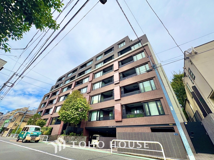 外観 ◆キッチン◆美しく使いやすいキッチンは油汚れが簡単に拭き取れる素材で加工されており、浄水器シャワーから流す水の音を軽減する静かなシンクを採用。見えないところにさり気ない配慮が嬉しいですね