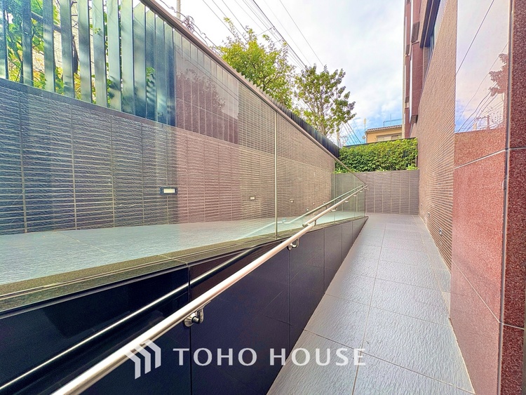 外観 ◆リビング◆たくさんの窓から注ぐ太陽の光。時間の経過とともに光と影のコントラストがこの空間のムードを変え、部屋に変化と温もりをもたらしてくれる。