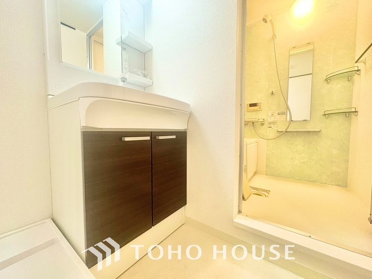 洗面 【WASHROOM】◆快適◆煌びやかな暮らしの中にも忘れたくない快適さ。大きな収納が助けてくれます。