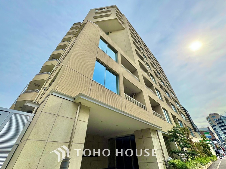 外観 ◆キッチン◆美しく使いやすいキッチンは油汚れが簡単に拭き取れる素材で加工されており、浄水器シャワーから流す水の音を軽減する静かなシンクを採用。見えないところにさり気ない配慮が嬉しいですね