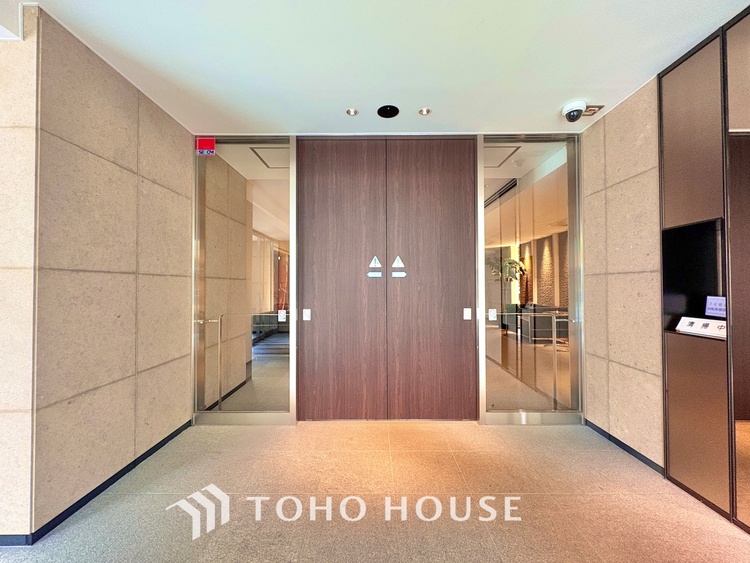 外観 ◆木漏れ日◆の様な採光が優しく足元を照らし、心地いい暮らしの道しるべを写し出す。この空間で過ごす家族との語らいの時間がとても素敵で幸せを感じるかもしれない。