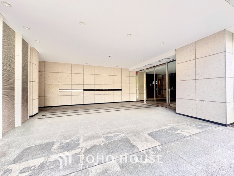 外観 ◆リビング◆たくさんの窓から注ぐ太陽の光。時間の経過とともに光と影のコントラストがこの空間のムードを変え、部屋に変化と温もりをもたらしてくれる。