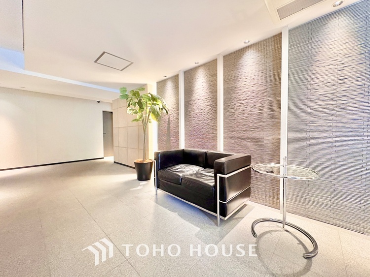 エントランス ◆色彩◆この空間に放たれた光は華美なまでに演出されたデザイン。流れる時をより芳醇なコーヒーの様な色彩奏でるアダージョ。そして情景豊かな作品のような暮らしがイメージできる。