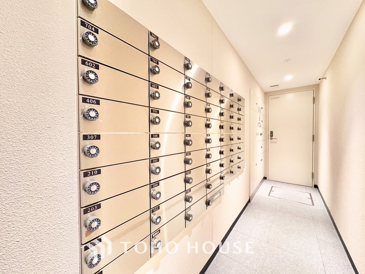 外観 ◆窓を開けると◆冷涼な風、そよぐリビング。だんらんの場所はここから始まり、ここで終わる。家族の笑顔が集う素敵な場所だから、こだわり抜いた思いが詰まっているのだと思う。