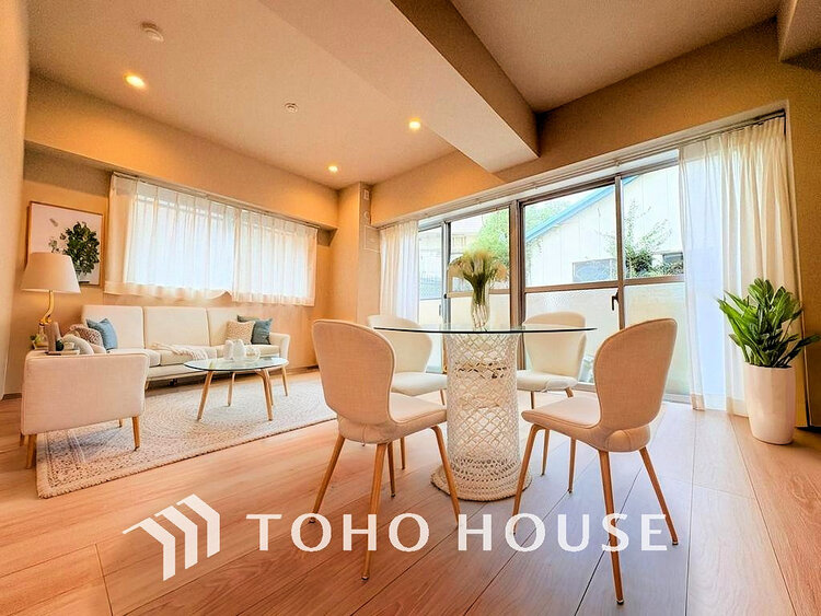 内装 広がりのある住空間、家族が集まるリビング・ダイニング(家具は全てCGです)