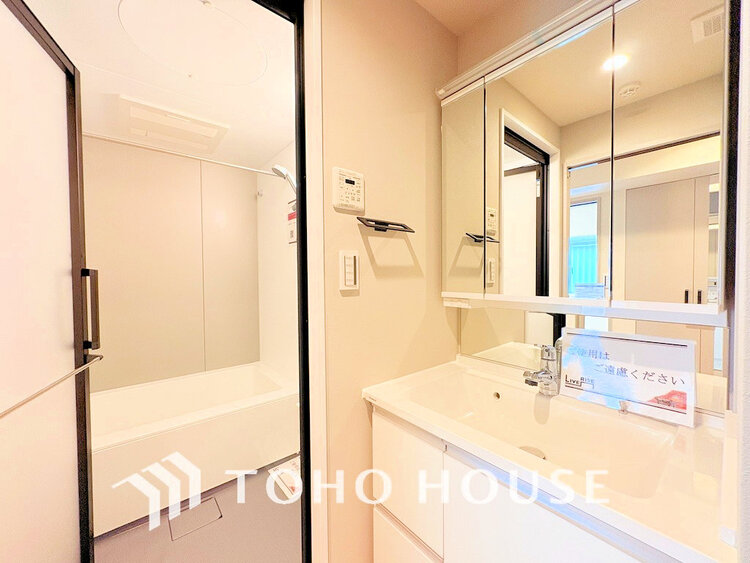 洗面 白を基調とした清潔感のある洗面室で朝の身支度を