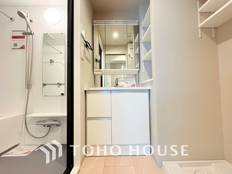 洗面 落ち着きのある色合いでまとめられた洗面室