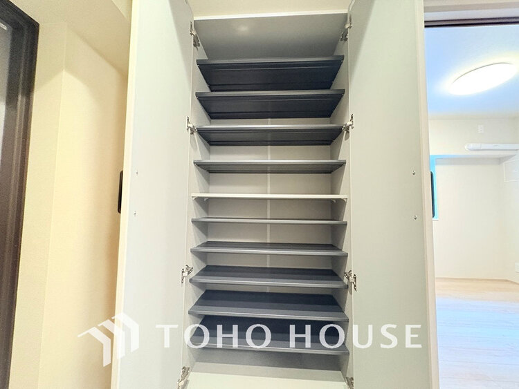 玄関 天井まである玄関収納はご家族分の履物も余裕で収納可能