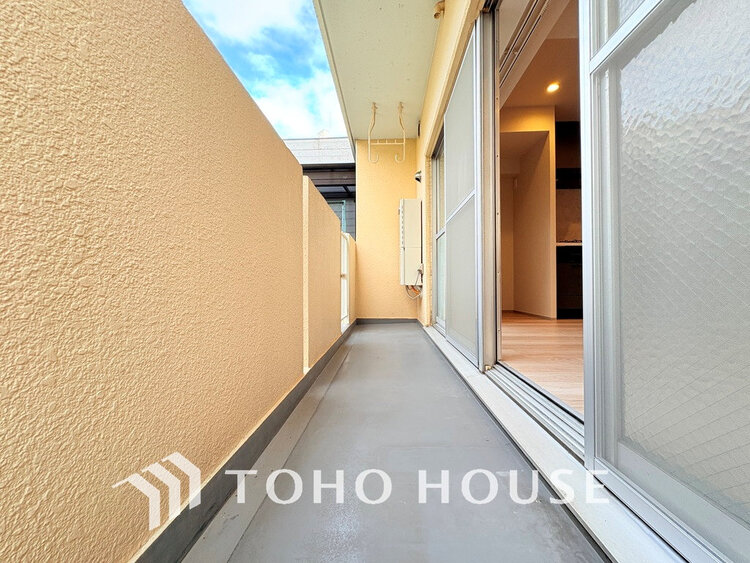 バルコニー 日当たりの良いバルコニーで晴れの日の洗濯物も楽しみになりますね