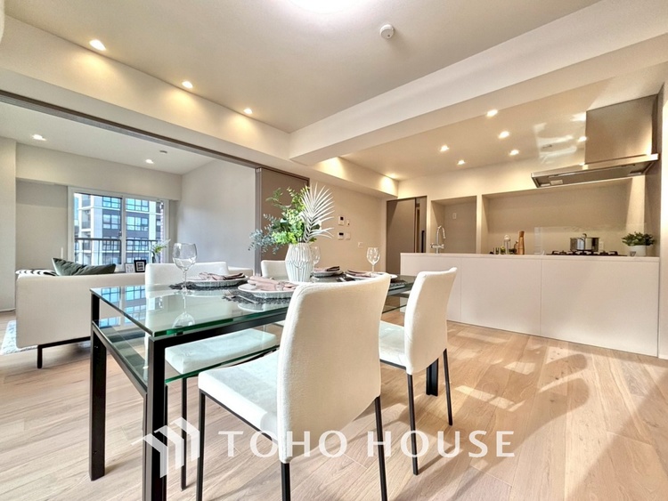 内装 忙しい朝でも、しっかり家族が揃って食事をして頂けるゆとりある大きさのダイニングスペース。リビングと和室の続き間は急な来客時になど使い勝手が良いです