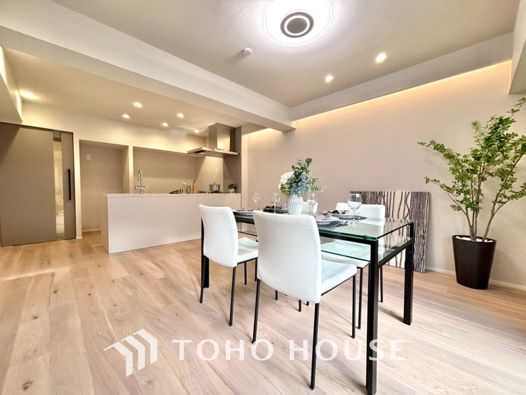 内装 居心地のいい暮らしには欠かせない眩い採光。ゆったりとした幅の窓からこの空間に降り注ぐ採光が絶えない。明るいリビングこそ居心地のいい暮らしが待っているのだと思う。