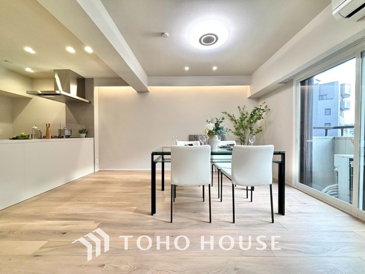 内装 叶えたかったのは落ち着きのあるナチュラルな風合い、そして開放感があるリビング。優雅な気分に浸れる幸せな時間を家族が自然と集まりたくなるこの空間で。